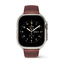 Daniel Wellington Smartwatch Leather Strap St Mawesを装着したApple Watch Ultraの正面画像です。ブラウンのレザーストラップにクロノグラフ風の文字盤が映え、クラシックな腕時計のような上品な佇まいを演出しています。