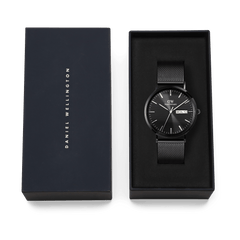 Classic Day Display Onyx Blackをブランドロゴ入りのネイビーのギフトボックスに収めた状態です。ブラックのケースとメッシュストラップが黒いクッションの上で引き立ち、贈り物にもぴったりのパッケージとなっています。