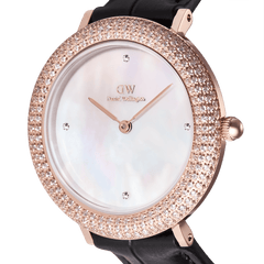 Crystalline Bezel Black Croc Rose Goldのダイヤル部分をクローズアップした画像です。マザーオブパールの文字盤に浮かぶ淡い虹色の輝きと、ローズゴールドの針、4か所にあしらわれたプレシオサストーンの繊細なディテールが際立ちます。ベゼルにちりばめられたクリスタルの密度感や、リューズの丸みを帯びた仕上げも印象的です。