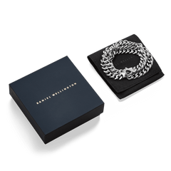 Daniel Wellingtonのネイビーギフトボックスとブラックのスエード調ポーチに収められたEllipse Cuban Chain Necklace Silver。ギフトにもぴったりの上品なパッケージです。
