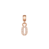ローズゴールドのCrystal Number Charm Rose Goldは、数字の「0」をモチーフにしたデザインです。楕円形のフォルムに沿ってキュービックジルコニアが輝き、ローズゴールドPVD仕上げの上品な光沢と合わさって、洗練された印象を演出します。