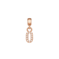 ローズゴールドのCrystal Number Charm Rose Goldは、数字の「0」をモチーフにしたデザインです。楕円形のフォルムに沿ってキュービックジルコニアが輝き、ローズゴールドPVD仕上げの上品な光沢と合わさって、洗練された印象を演出します。