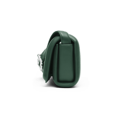 ダニエルウェリントン Mini Sadie Bag Greenの横から見た側面画像です。コンパクトなマチ幅や、フラップの丸みを帯びたシルエット、シルバーのストラップ金具が確認でき、スリムながらも収納力に優れた構造がわかります。
