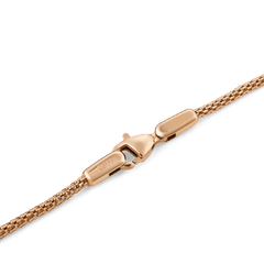 Tide Mesh Bracelet Melrose 1.8のロブスタークラスプ部分をクローズアップした画像です。ローズゴールドのクラスプにはDaniel Wellingtonのロゴが刻印されており、フラットに収まる留め具と1.8mm幅の繊細なメッシュチェーンの質感がご確認いただけます。