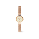 白背景に置かれたPetite Mini Champagne Melrose。19mmのローズゴールドケースとシャンパンカラーのダイヤルが柔らかな輝きを放ち、メッシュストラップがブレスレットのような軽やかな印象を与える腕時計です。