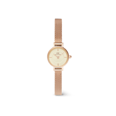 白背景に置かれたPetite Mini Champagne Melrose。19mmのローズゴールドケースとシャンパンカラーのダイヤルが柔らかな輝きを放ち、メッシュストラップがブレスレットのような軽やかな印象を与える腕時計です。
