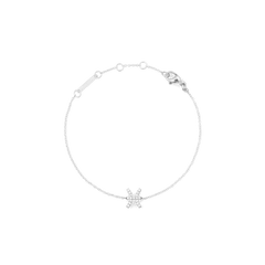 うお座のシンボルをキュービックジルコニアであしらったCrystal Zodiac Chain Bracelet Silverの商品画像です。繊細なシルバーチェーンの中央に星座モチーフが配置され、アジャスターチェーンとブランドプレートも確認できます。