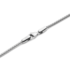 Tide Mesh Necklace Silver 1.8のロブスタークラスプ部分をクローズアップした画像です。Daniel Wellingtonのロゴが刻印されたシルバーの留め具と、1.8mm幅のメッシュチェーンとの接続部分がご覧いただけます。