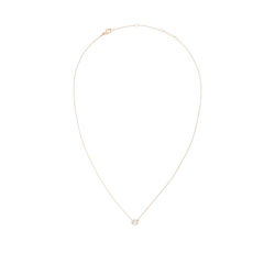 白背景に撮影したCrystal Zodiac Chain Necklace Goldの全体像です。蟹座のモチーフをあしらった、ゴールドの細いチェーンが自然なしずく型のシルエットを描き、下部中央には小ぶりなクリスタルのペンダントが配されています。上部にはロブスタークラスプとサイズ調整リングが付いています。