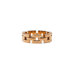 Daniel Wellingtonの3-Link Ring ローズゴールドを正面から撮影した商品画像です。白い背景に置かれたリングは、連なるリンクの内側まで見える角度で、ステンレススチールの滑らかなローズゴールド仕上げと立体的な構造がよくわかります。