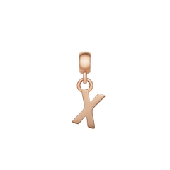 Daniel WellingtonのLetter Charm Rose Gold「X」は、中央で交差する2本のラインが描くシンメトリーなフォルムが特徴のイニシャルチャームです。丁寧にポリッシュされたローズゴールドの輝きが上品な印象を添えます。