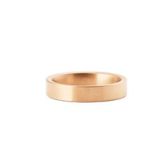 ダニエルウェリントン Line Ring ブラッシュドローズゴールドを斜め前方から撮影した商品画像。ブラッシュド加工による上品な光沢とフラットなエッジが際立ち、内側に刻印されたロゴが確認できる角度で配置されています。