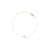 乙女座モデルのCrystal Zodiac Chain Bracelet Goldを白背景で円形に整えた全体の画像です。繊細なゴールドチェーンの下部には、クリスタルで表現された乙女座のシンボルがあしらわれており、上部にはアジャスタープレートとロブスタークラスプが確認できます。