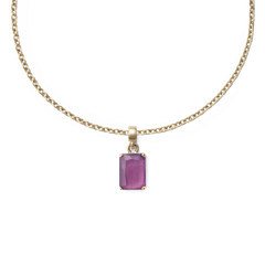 ゴールドのチェーンネックレスに通したAmethyst Octagon Gold Charmのスタイリングイメージです。四隅の爪留めで固定されたパープルのアメジストが、チェーンの中央で上品な存在感を放ちます。