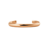 Daniel WellingtonのArch Cuff Rose Gold 6mmを正面から撮影したプロダクト画像です。丸みを帯びたアーチ型のシルエットと、ポリッシュ仕上げのローズゴールドが美しい光沢を放つオープンタイプのカフブレスレットです。