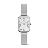 Daniel Wellington Quadro Sterling Roman Numerals Dateの正面からのプロダクトショット。ホワイトダイヤルにローマ数字のインデックス、ギョーシェ模様、ブルーの針、6時位置の日付窓を備えたレクタングルケースに、シルバーのプレスメッシュストラップを組み合わせた女性向け腕時計です。