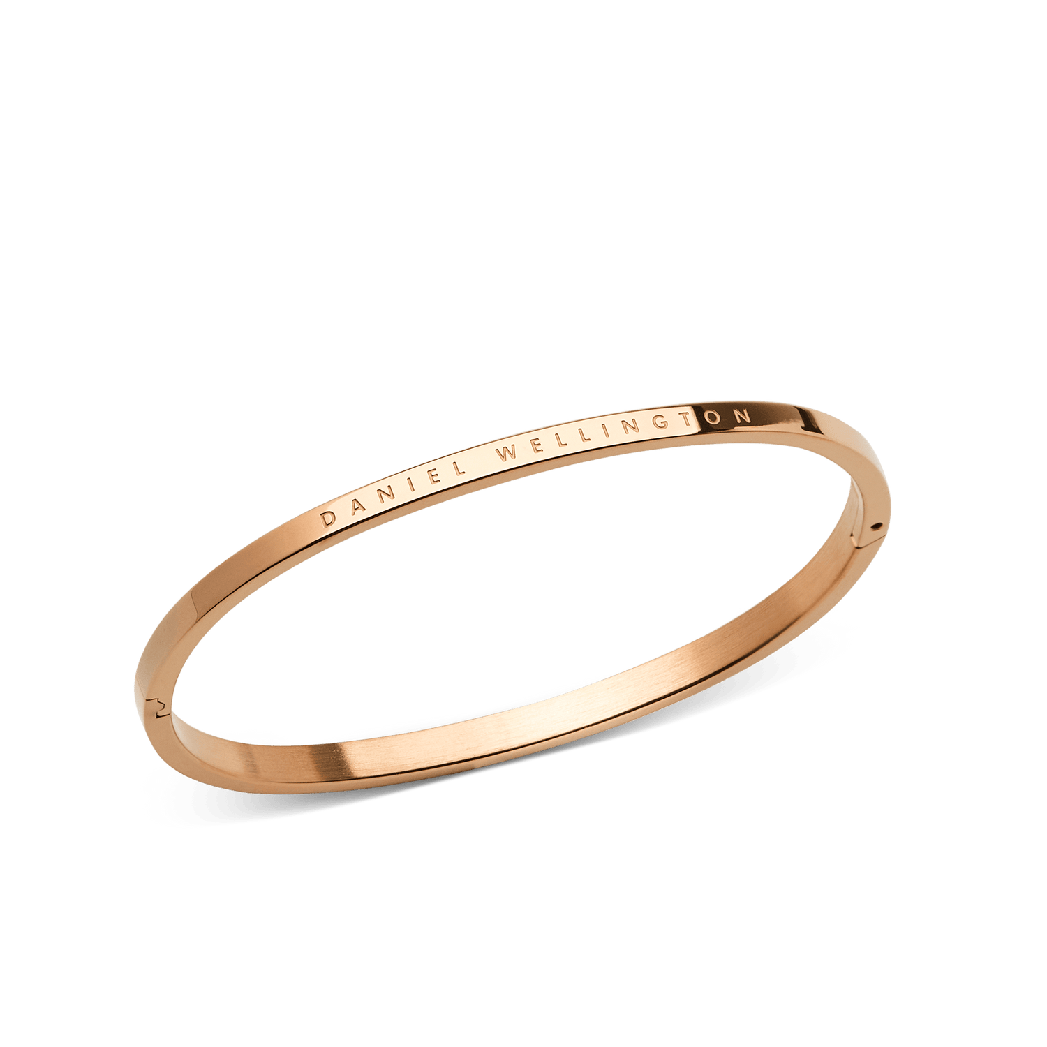 ローズゴールドのClassic Bangleを斜めから撮影した商品画像です。細身のステンレススチール製本体にはDaniel Wellingtonのロゴが刻印され、上面はサテン仕上げ、側面はポリッシュ仕上げと質感の違いが際立ちます。また、ヒンジ部分の構造もご確認いただけます。
