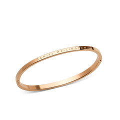 ローズゴールドのClassic Bangleを斜めから撮影した商品画像です。細身のステンレススチール製本体にはDaniel Wellingtonのロゴが刻印され、上面はサテン仕上げ、側面はポリッシュ仕上げと質感の違いが際立ちます。また、ヒンジ部分の構造もご確認いただけます。