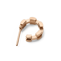 Daniel Wellingtonの3-Link Earrings ローズゴールドです。ピンポスト部分とヒンジ構造が見える背面からのアングルで、連なるリンクパーツの厚みと丁寧な仕上げをご確認いただけます。