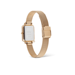 Quadro Crystal Zodiac Evergoldの裏蓋側から撮影した画像です。ゴールドのレクタンギュラーケースの裏面には、Daniel Wellingtonのロゴとシリアルナンバーが刻印されています。また、ケース下部にはチャーム取り付け用のリングが設けられており、ゴールドメッシュストラップのクラスプ部分も確認できます。すっきりとした留め具の仕上がりが特徴です。