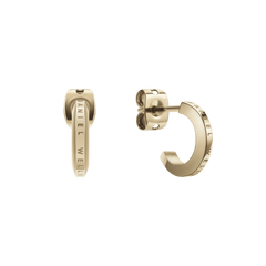 Daniel WellingtonのElan Earringsは、ゴールドカラーの小ぶりなCシェイプフープピアスです。側面にブランドロゴが刻印されたミニマルなデザインで、バタフライバック仕様となっています。