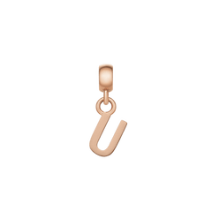ダニエルウェリントンのレターチャーム「U」ローズゴールド。底部のなめらかなカーブと両サイドの縦ラインが特徴で、ローズゴールドの温かみのある輝きがベイル部分まで統一された上品な仕上がりです。