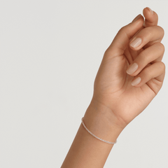 Daniel Wellington Twisted Chain Bracelet Sを手首に着けた様子。ねじりチェーンのきらめきが手元に上品なアクセントを添え、軽やかなフィット感が伝わる着用イメージです。