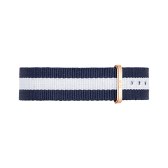 ローズゴールドの遊環とベルト穴が美しい、Glasgow Strap Rose Goldの全体像です。ネイビー地にホワイトのセンターストライプが映える、高密度織りのNATOストラップを横向きに配置しています。