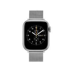 Apple Watchにシルバーメッシュストラップを装着した全体の様子です。白い背景にクロノグラフ風の黒い文字盤が映え、316Lステンレススチール製メッシュの均一な編み目が上品な光沢を放っています。