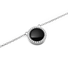 Audrey Necklace Black Agathe Silverのペンダント部分をクローズアップした写真です。艶やかなドーム型の黒メノウを囲むように配されたホワイトキュービックジルコニアのヘイローセッティングと、シルバーカラーの細やかなチェーンのディテールがご覧いただけます。