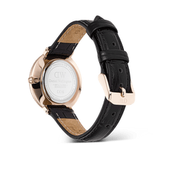 Crystalline Bezel Black Croc Rose Goldの裏面を撮影した写真です。ローズゴールドのケースバックにはDaniel Wellingtonのロゴとシリアルナンバーが刻印されています。また、ブラッククロコ型押しレザーストラップのローズゴールドピンバックルやホワイトステッチのディテールもご確認いただけます。