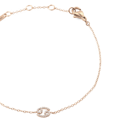 かに座のクリスタルチャームとロブスタークラスプ付近を拡大した**Crystal Zodiac Chain Bracelet Rose Gold**の詳細画像です。手作業で爪留めされた小粒のクリスタルが、蟹座のシンボルを形作っています。ローズゴールドの細やかなチェーンやアジャスター部分の仕上がりもご確認いただけます。