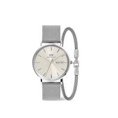 Daniel WellingtonのClassic Day Displayシルバーメッシュ腕時計とTide Mesh Braceletのセットです。シャンパンカラーのギョーシェダイヤルに曜日・日付表示を搭載し、同素材のメッシュブレスレットが統一感のある上品な手元を演出します。