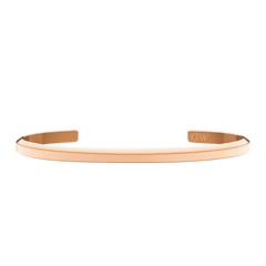 Daniel WellingtonのClassic Bracelet ローズゴールドカフブレスレット。ポリッシュ仕上げの細身でオープンカフデザインを採用し、内側にはブランドロゴが刻印されています。