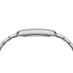 Quadro Roman Numerals 5-Link Silverのサイドビューです。薄型のレクタンギュラーケースと、ポリッシュ仕上げの5連ブレスレットの厚みやつながりがよくわかります。袖口にすっきりと収まるスリムなプロポーションが特長です。