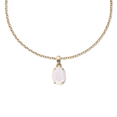 ゴールドのチェーンネックレスに通したMother of Pearl Oval Gold Charmのスタイリングイメージです。オーバル型のマザーオブパールが淡い光を受け、胸元にさりげない上品さを演出します。