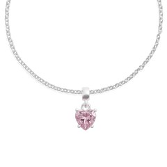 シルバーチェーンに取り付けたDaniel WellingtonのCharm Heart Crystal Pinkをクローズアップでご紹介。爪留めされたピンクのハート型キュービックジルコニアが、チェーンの中央でやさしく輝いています。