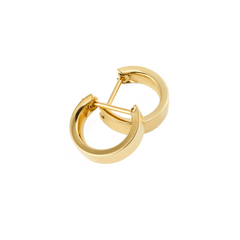 ダニエルウェリントンのLine Earrings Polished Gold 3.5mmを斜め上から撮影したクローズアップ画像です。2つのピアスが重なるように配置され、フラットな3.5mm幅のゴールド鏡面とコンパクトなフープの曲線美が際立っています。