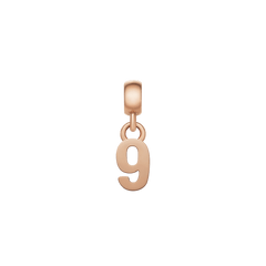 Daniel WellingtonのNumber Charm Rose Goldは、数字の「9」をモチーフにしたデザインです。滑らかな曲線と抜き部分のコントラストが特徴で、ローズゴールドのポリッシュ仕上げが上品な輝きを放つパーソナライズチャームです。