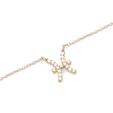 魚座モチーフのCrystal Zodiac Chain Necklace Goldをペンダント部分でクローズアップした写真です。ゴールドの爪留めでセットされたクリスタルが魚座のシンボルを描き、細身のゴールドチェーンにつながる繊細なディテールがご覧いただけます。