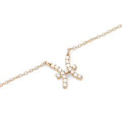 魚座モチーフのCrystal Zodiac Chain Necklace Goldをペンダント部分でクローズアップした写真です。ゴールドの爪留めでセットされたクリスタルが魚座のシンボルを描き、細身のゴールドチェーンにつながる繊細なディテールがご覧いただけます。