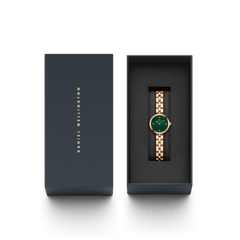 Elan Lumine Malachite Rose Goldが、ダークネイビーの専用ギフトボックスに収められています。箱の蓋にはDaniel Wellingtonのロゴが箔押しされ、ブラックのクッション上にマラカイト文字盤とローズゴールドブレスレットの腕時計が丁寧にセットされています。