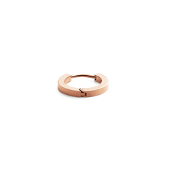 ダニエルウェリントンのフープピアス「Hoop Earring Rose Gold」の単体画像です。フラットに磨き上げられたローズゴールドのフープピアスを斜め上から撮影しており、ヒンジ式クラスプのディテールが確認できます。