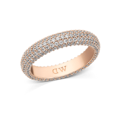 Daniel Wellington Pavé Ring Rose Gold 5mmのリング単体の商品写真です。ドーム型のバンド全面にキュービックジルコニアがパヴェセッティングされ、内側にはローズゴールドの滑らかな仕上げとブランドロゴの刻印が施されています。