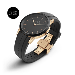 ローズゴールドのケースとマットブラックのベゼルが美しいコントラストを描くIconic Motion Rose Goldを斜め上から撮影した画像です。ブラックのFKMラバーストラップにはDaniel Wellingtonのロゴが型押しされており、バタフライクラスプを開いた状態で内側の構造が見えています。