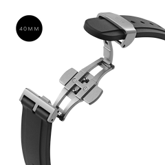 Iconic Motion Silver 40mmモデルのバタフライバックル部分をクローズアップした画像です。サテン仕上げのシルバーバックルが開いた状態で、精巧な二つ折り構造と、マットブラックのFKMラバーストラップとの接続部が確認できます。