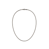 Daniel WellingtonのTide Mesh Necklace Graphite 1.8を白背景に楕円形に配置した全体像。グラファイトカラーの細身のメッシュチェーンがロブスタークラスプで留められています。
