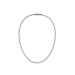 Daniel WellingtonのTide Mesh Necklace Graphite 1.8を白背景に楕円形に配置した全体像。グラファイトカラーの細身のメッシュチェーンがロブスタークラスプで留められています。