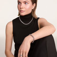 ブラックのタートルネックに合わせたDaniel WellingtonのChunky Chain Necklace Silverの着用イメージです。同コレクションのシルバーブレスレットやリングと組み合わせることで、統一感のあるスタイリングを楽しめます。