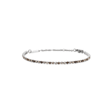 Daniel Wellington Classic Tennis Bracelet Honey Combo Silverの全体画像です。ハニーカラーとクリアのクリスタルが交互に配置された、細身のシルバーチェーンブレスレット。ロブスタークラスプとサイズ調節用のチェーンを備えています。
